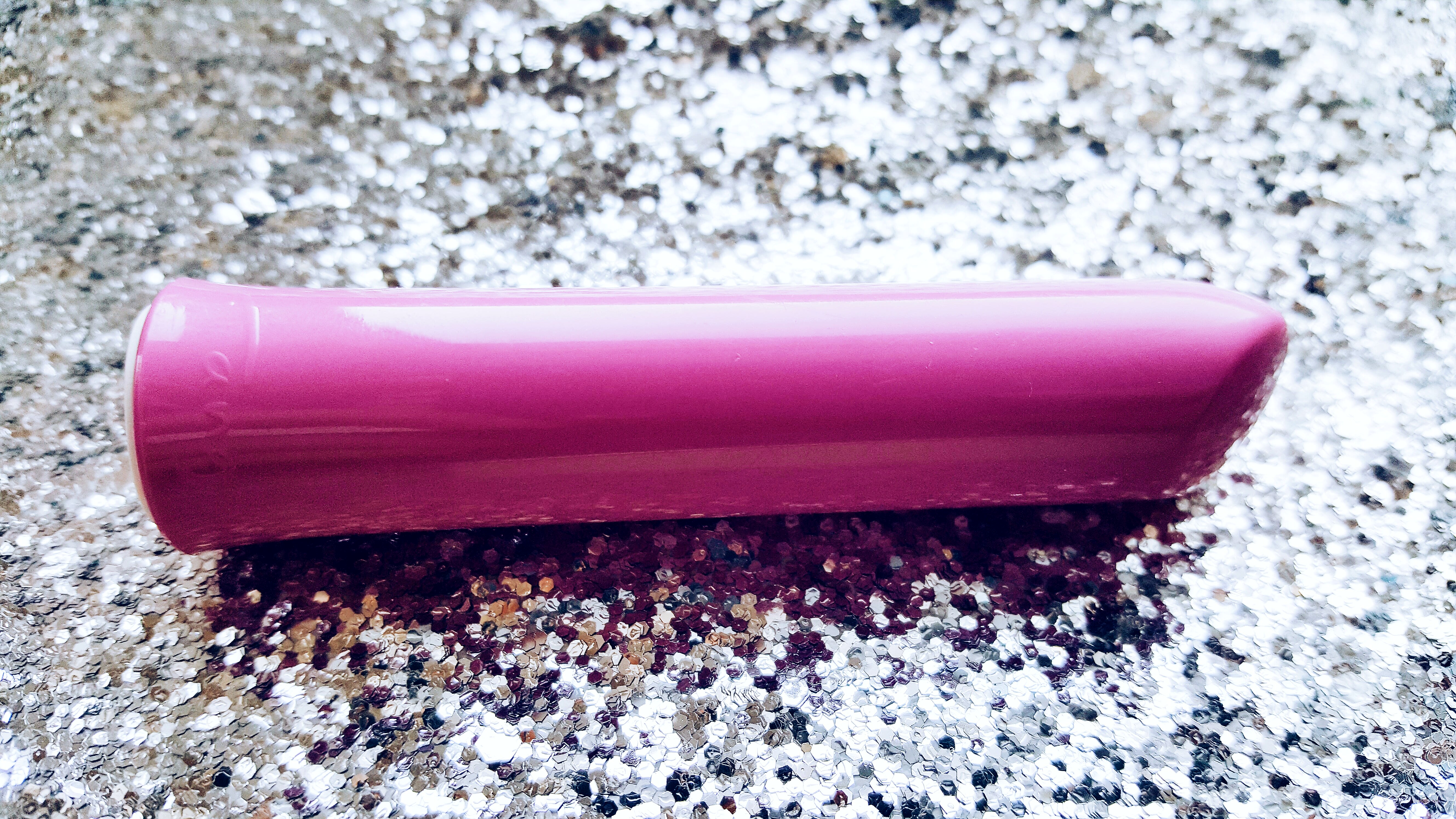 Close up image of the Ann Summers Flex Rechargeable Clit Stim Bulging Head. A rounded head with a tapered point, protruding from a slim neck.